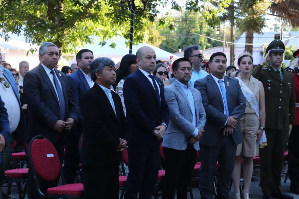 Autoridades municipales y vecinos reconocidos durante la ceremonia del aniversario 88 de la comuna de Longaví